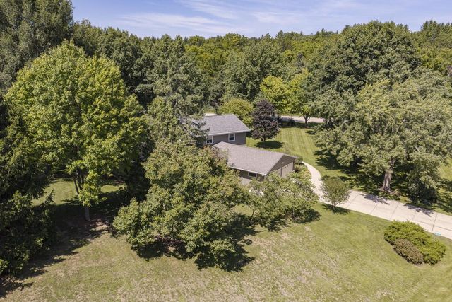 W285S3467 Snow Goose TRAIL, Waukesha, WI 53189