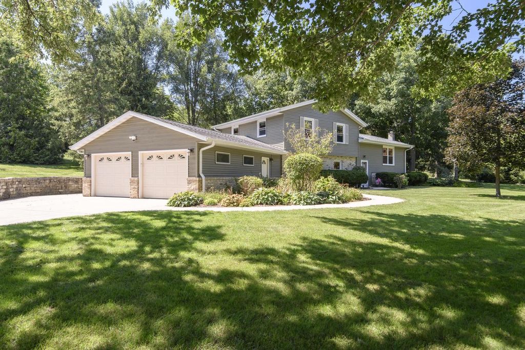W285S3467 Snow Goose TRAIL, Waukesha, WI 53189