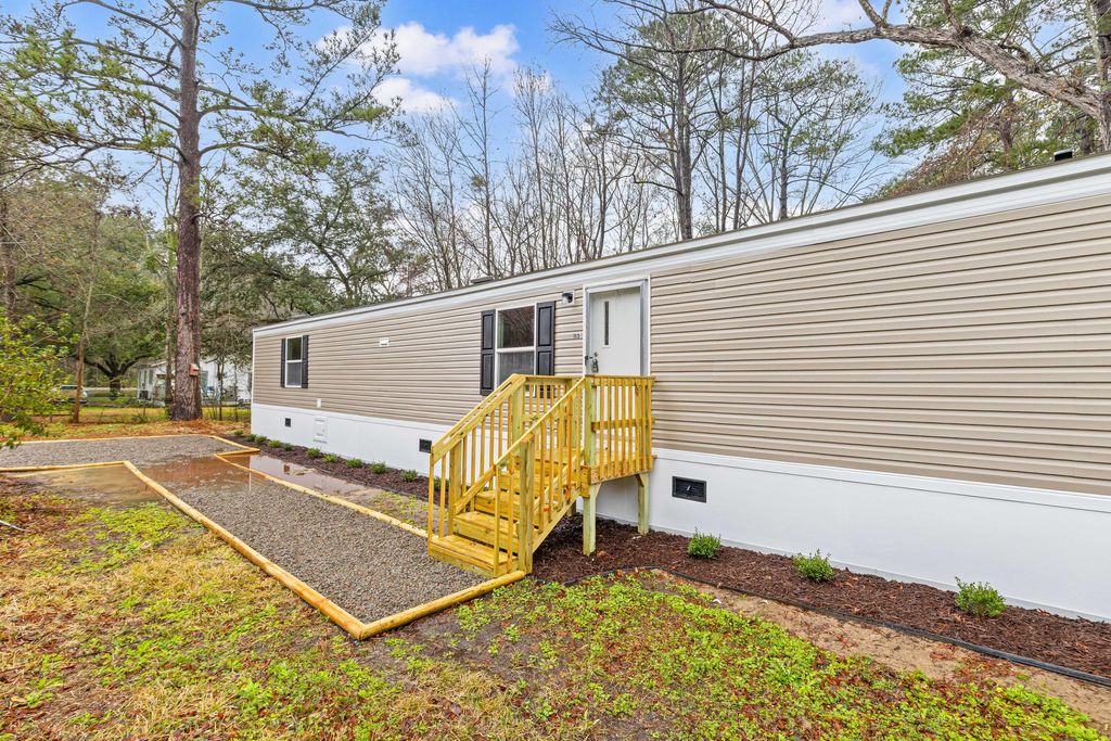 Image 5 of property listing at 115 Whippoorwill Drive, Summerville, SC 29483