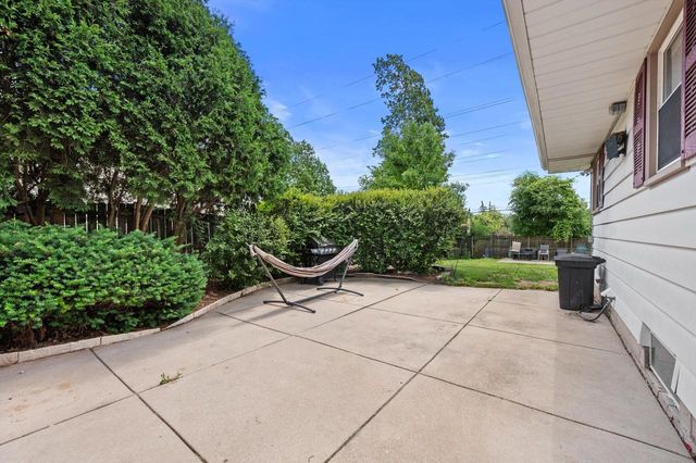4501 W Tesch AVENUE, Greenfield, WI 53220