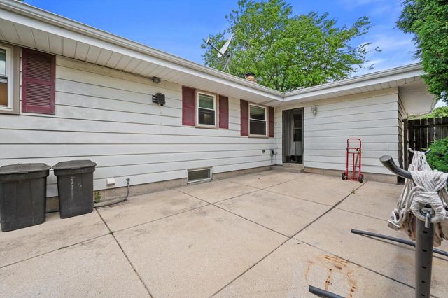 4501 W Tesch AVENUE, Greenfield, WI 53220