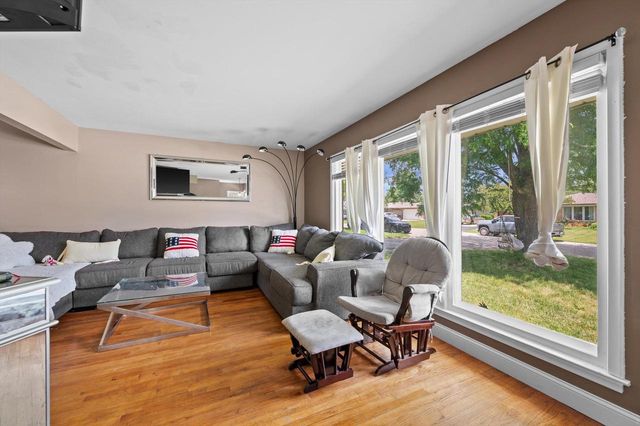 4501 W Tesch AVENUE, Greenfield, WI 53220