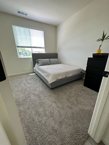1326 W Sawtooth Place, Hanford, CA 93230