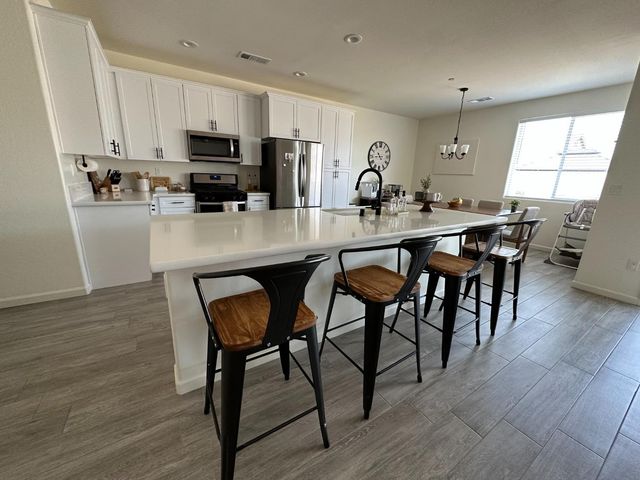 1326 W Sawtooth Place, Hanford, CA 93230