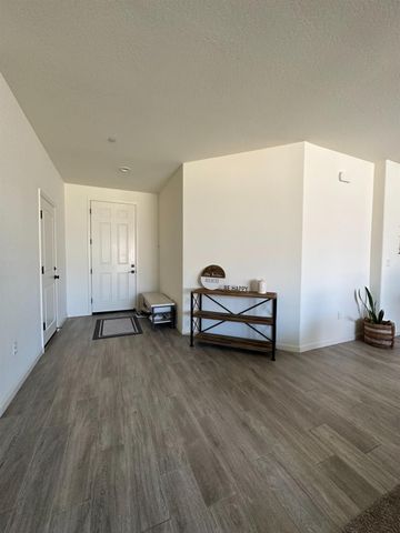 1326 W Sawtooth Place, Hanford, CA 93230