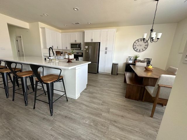 1326 W Sawtooth Place, Hanford, CA 93230