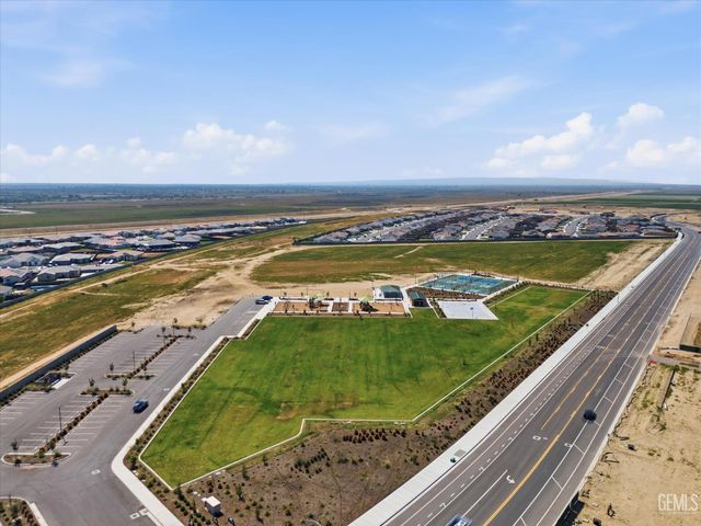 702 Menlo Court, Bakersfield, CA 93314