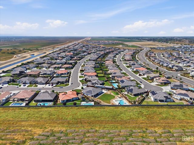 702 Menlo Court, Bakersfield, CA 93314