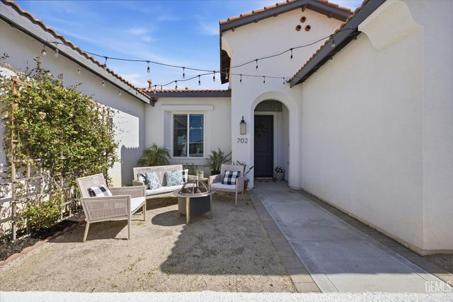 702 Menlo Court, Bakersfield, CA 93314