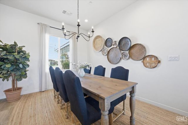 702 Menlo Court, Bakersfield, CA 93314