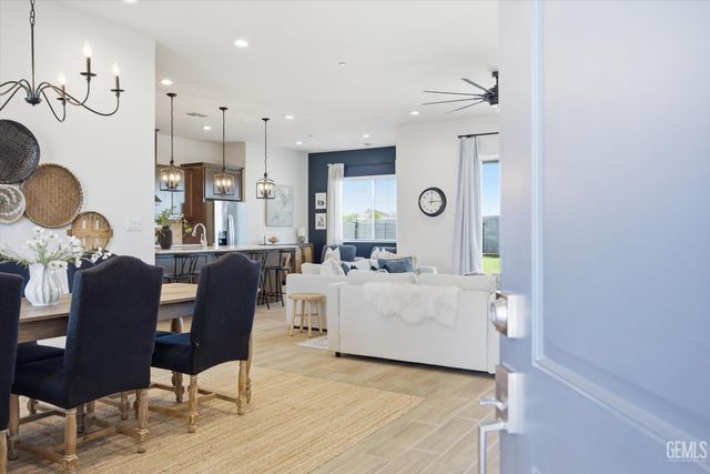 702 Menlo Court, Bakersfield, CA 93314