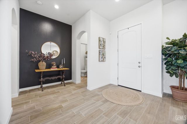 702 Menlo Court, Bakersfield, CA 93314