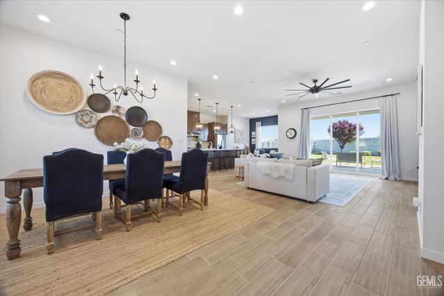 702 Menlo Court, Bakersfield, CA 93314