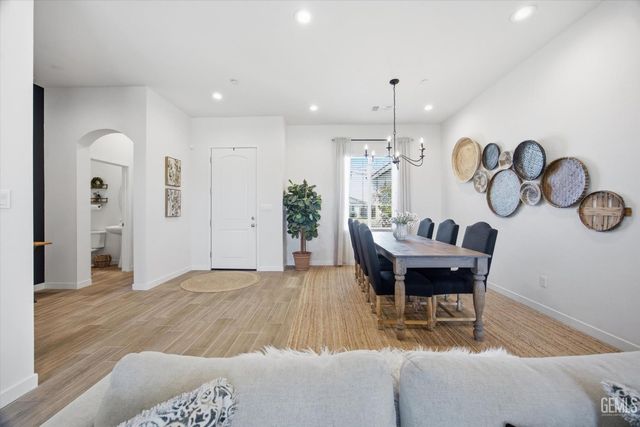 702 Menlo Court, Bakersfield, CA 93314