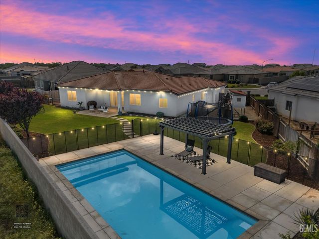 702 Menlo Court, Bakersfield, CA 93314