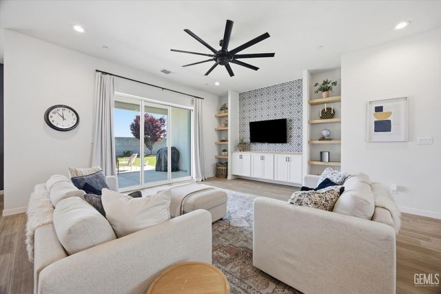 702 Menlo Court, Bakersfield, CA 93314