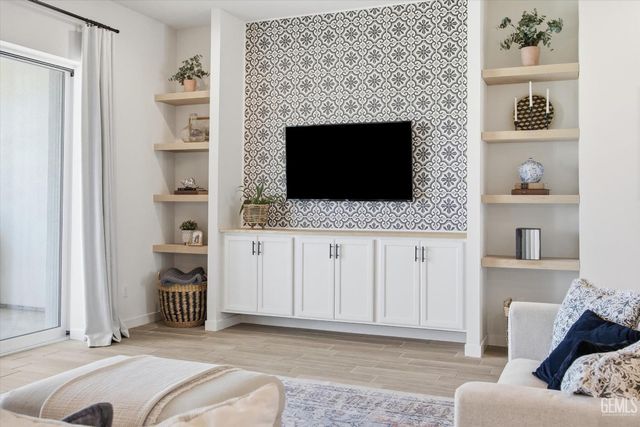 702 Menlo Court, Bakersfield, CA 93314