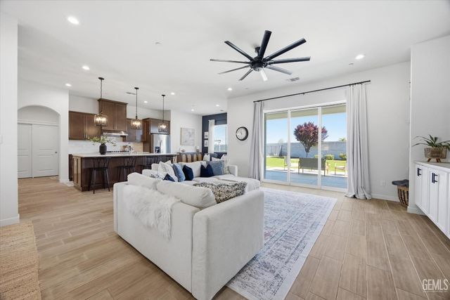 702 Menlo Court, Bakersfield, CA 93314