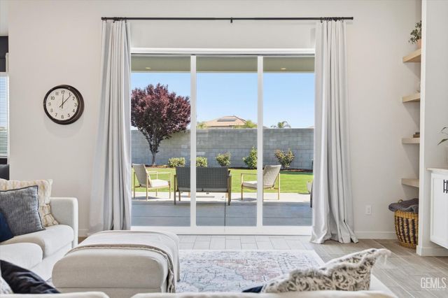 702 Menlo Court, Bakersfield, CA 93314