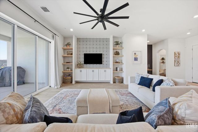 702 Menlo Court, Bakersfield, CA 93314