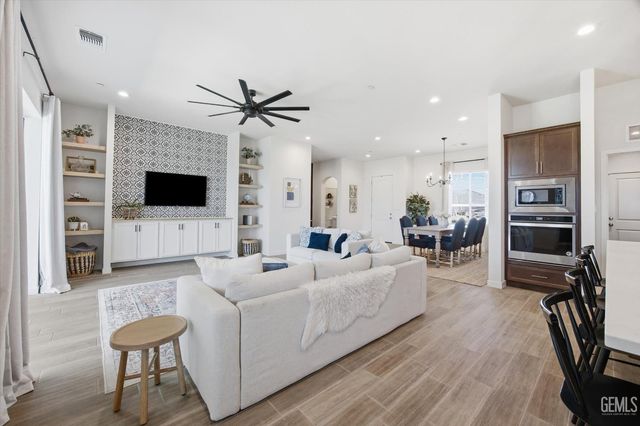 702 Menlo Court, Bakersfield, CA 93314