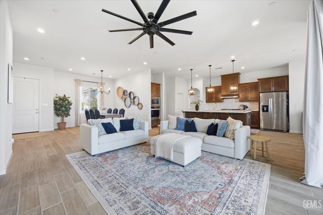 702 Menlo Court, Bakersfield, CA 93314