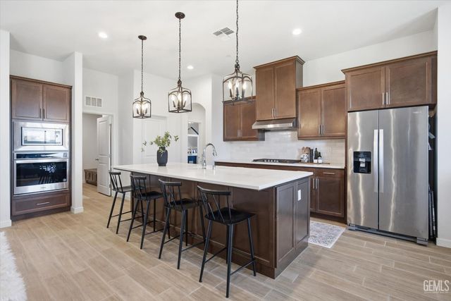 702 Menlo Court, Bakersfield, CA 93314