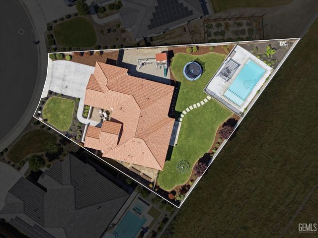 702 Menlo Court, Bakersfield, CA 93314