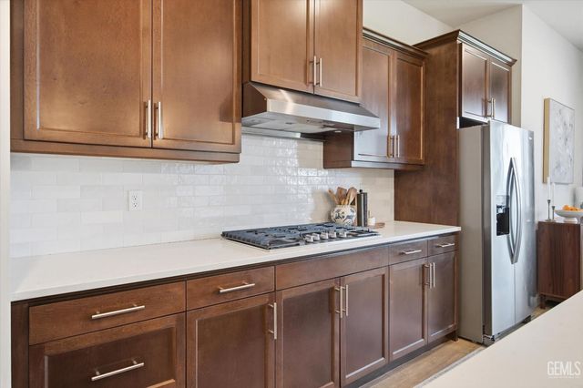 702 Menlo Court, Bakersfield, CA 93314