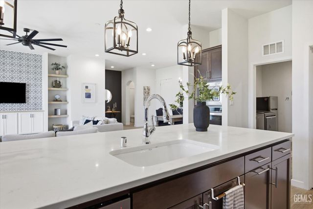 702 Menlo Court, Bakersfield, CA 93314