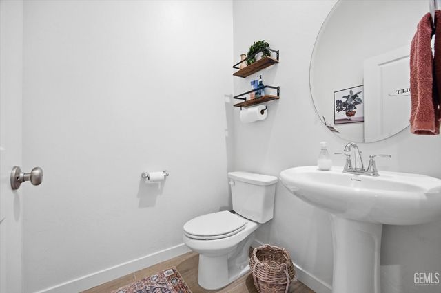 702 Menlo Court, Bakersfield, CA 93314