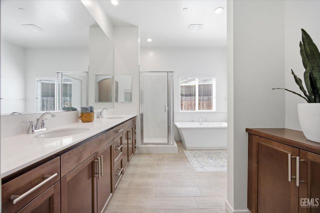 702 Menlo Court, Bakersfield, CA 93314