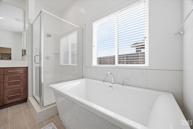 702 Menlo Court, Bakersfield, CA 93314