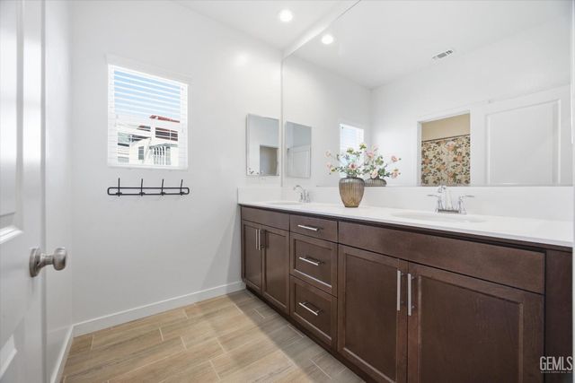 702 Menlo Court, Bakersfield, CA 93314