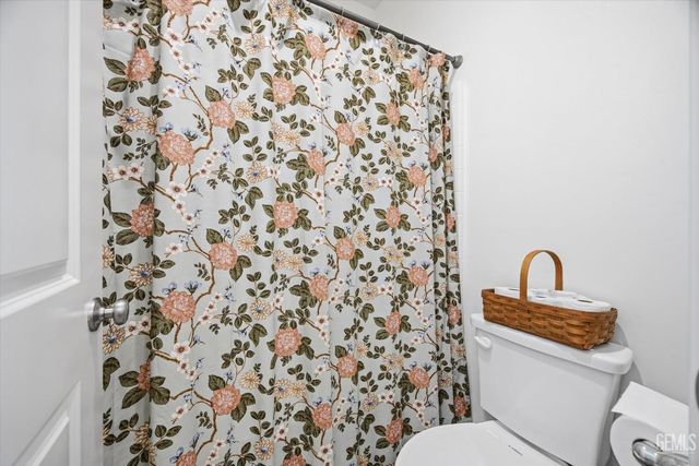 702 Menlo Court, Bakersfield, CA 93314