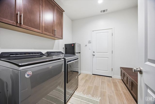 702 Menlo Court, Bakersfield, CA 93314