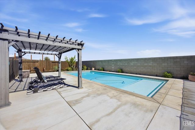 702 Menlo Court, Bakersfield, CA 93314