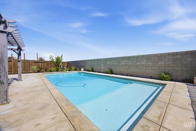 702 Menlo Court, Bakersfield, CA 93314