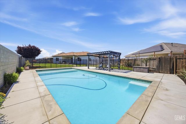 702 Menlo Court, Bakersfield, CA 93314