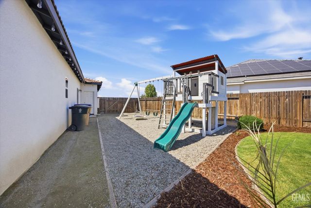 702 Menlo Court, Bakersfield, CA 93314