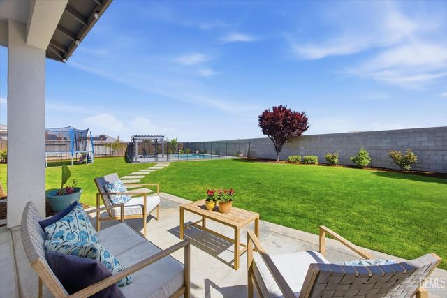 702 Menlo Court, Bakersfield, CA 93314