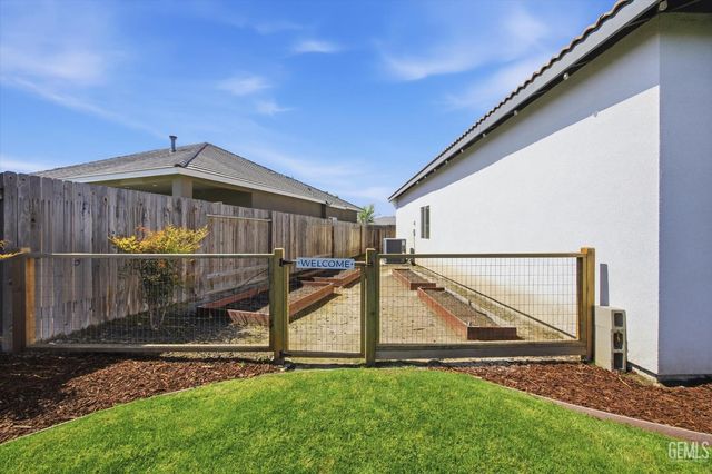 702 Menlo Court, Bakersfield, CA 93314