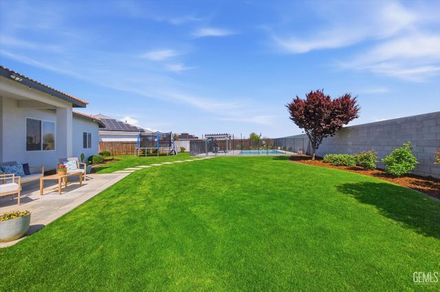 702 Menlo Court, Bakersfield, CA 93314