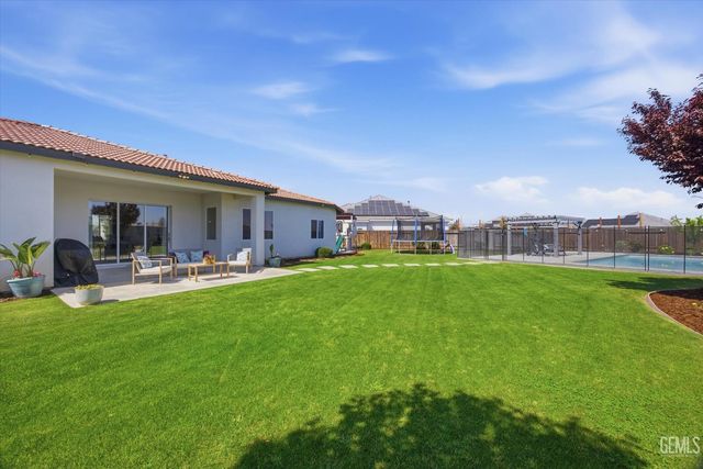 702 Menlo Court, Bakersfield, CA 93314