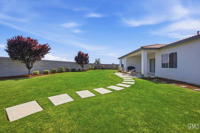 702 Menlo Court, Bakersfield, CA 93314