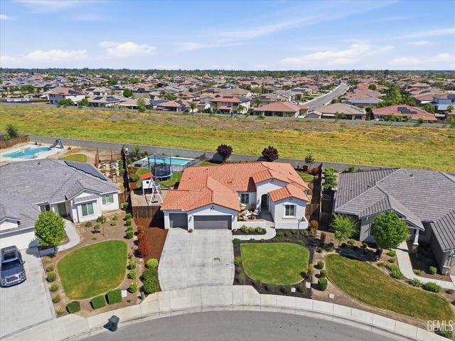 702 Menlo Court, Bakersfield, CA 93314