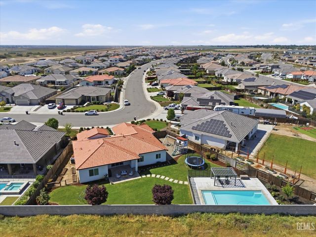 702 Menlo Court, Bakersfield, CA 93314