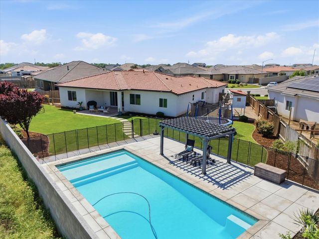 702 Menlo Court, Bakersfield, CA 93314