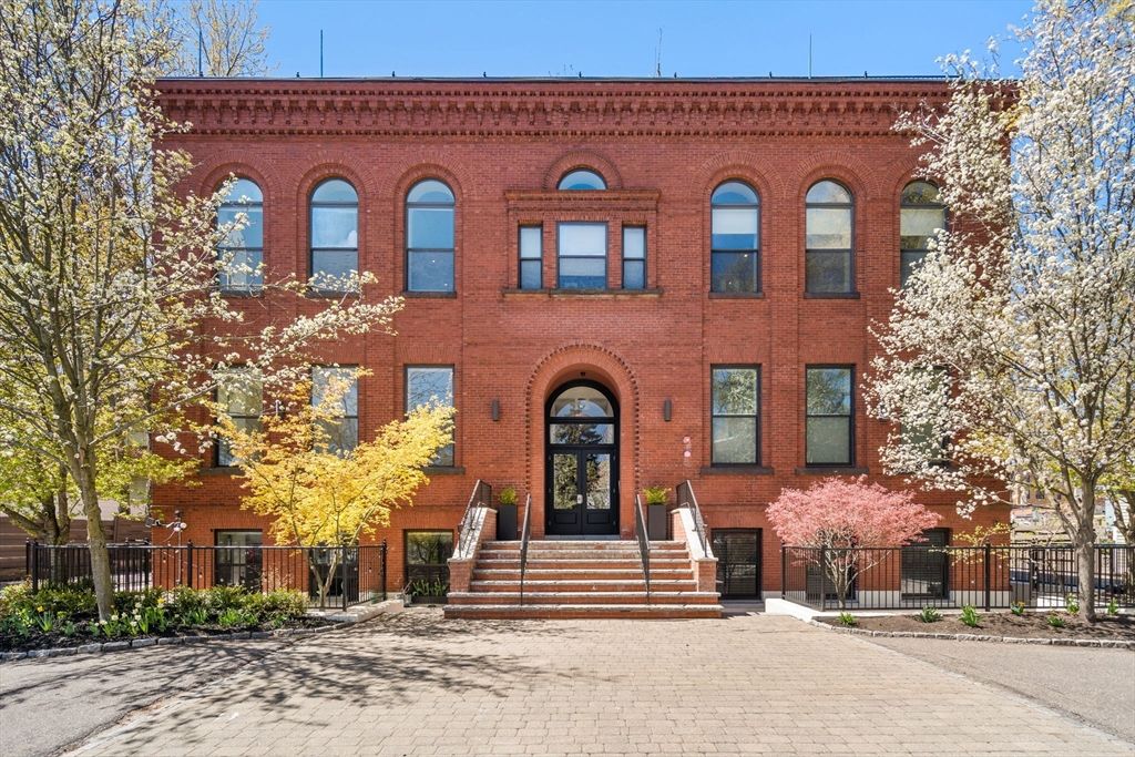 11 Wyman St 2A, Boston, MA 02130