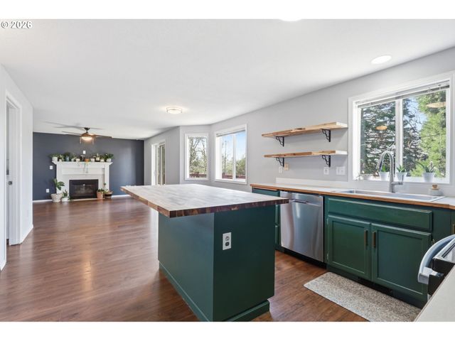 728 E HERITAGE Loop, La Center, WA 98629